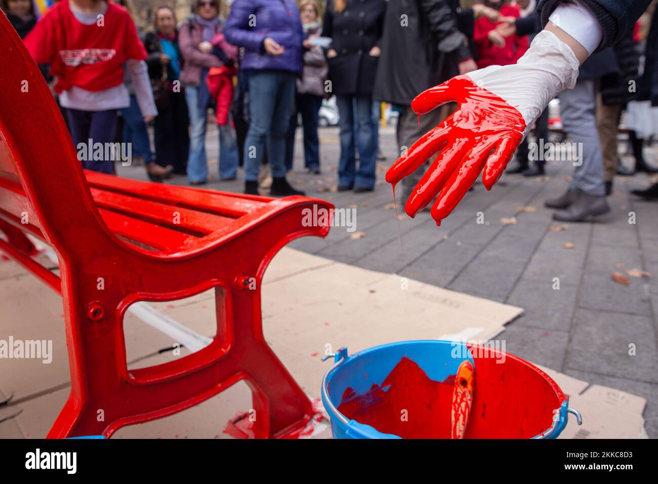 Rom, RM, Italien. 25.. November 2022. Einige Menschen malen anlässlich des Welttags gegen Gewalt gegen Frauen eine Bank auf Viale Trastevere in Rom (Kreditbild: © Matteo Nardone/Pacific Press via ZUMA Press Wire) Stockfoto