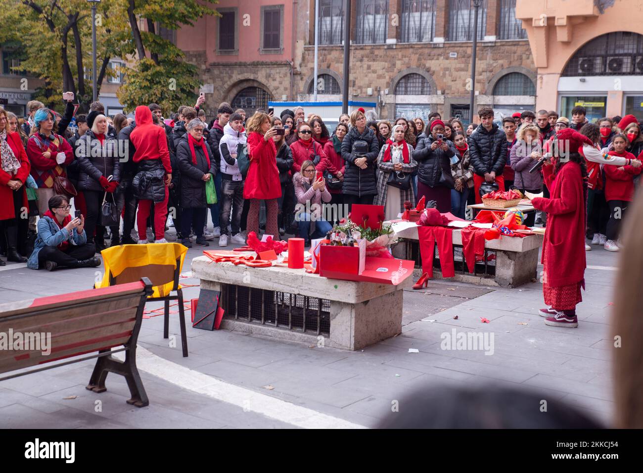 25. November 2022, Rom, RM, Italien: Initiative, die von Schülern einiger Schulen anlässlich des Welttags gegen Gewalt gegen Frauen auf der Piazza Sempione in Rom organisiert wurde (Kreditbild: © Matteo Nardone/Pacific Press via ZUMA Press Wire) Stockfoto