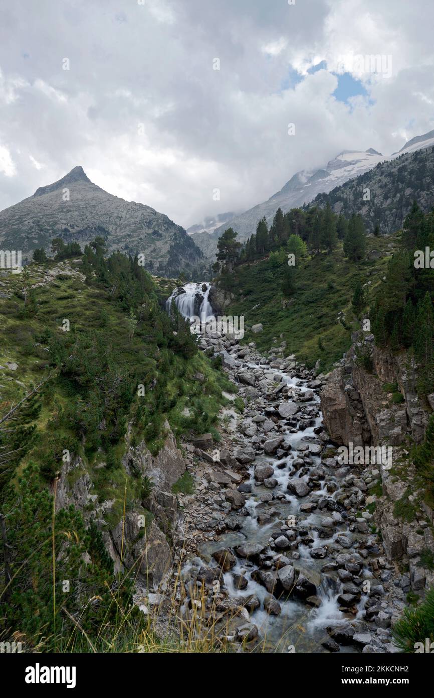 pirineos,forau de aigüalluts,benasque,cascada,aneto,ruta de las tres cascadas,cerler,montañas del pirineo aragonés,pirineos, Stockfoto