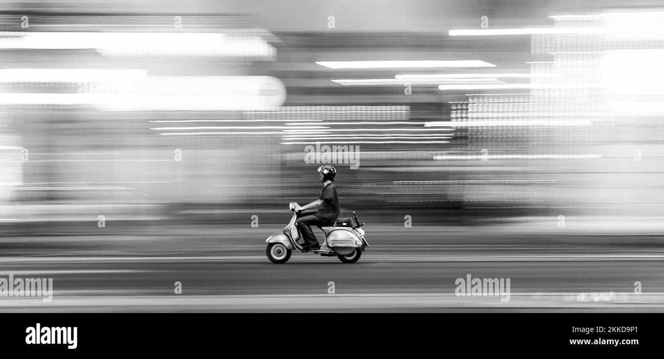 Wien, Österreich - 22. Juli 2009: Mann mit Motorrad in Geschwindigkeit in Wien, Österreich. Stockfoto