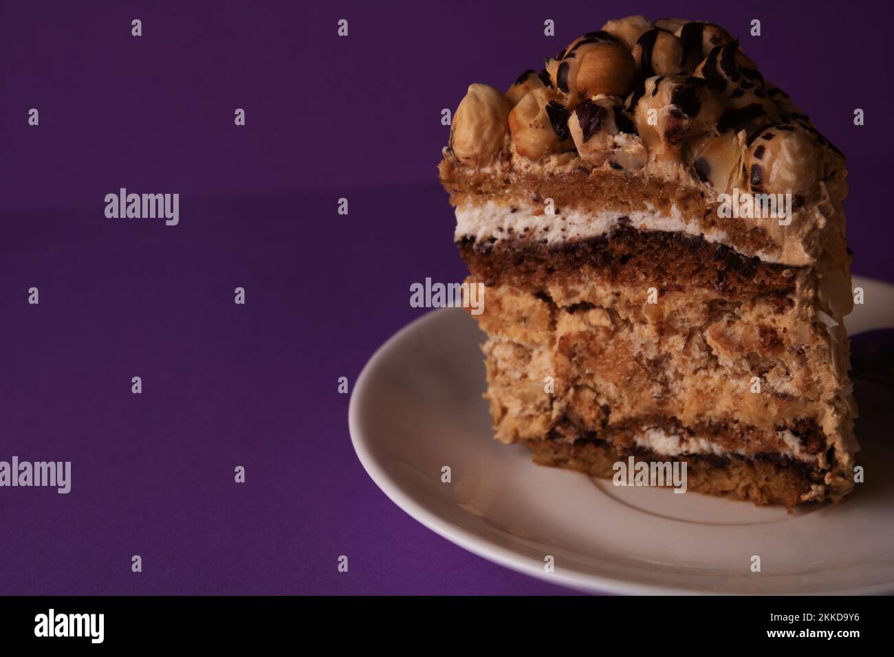 Foto eines Stücks Pekannuskuchen auf einer Untertasse Stockfoto