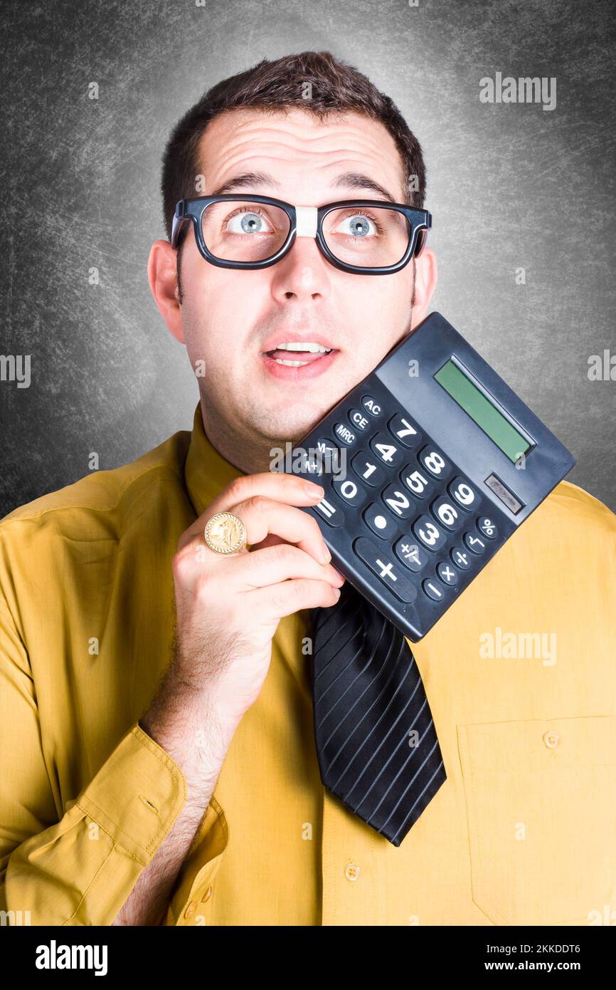 Komisches Porträt eines stereotypen Buchführungsbeamten mit nerdy Brille Halten Sie den Rechner, wenn Sie große finanzielle Summen ausarbeiten Stockfoto