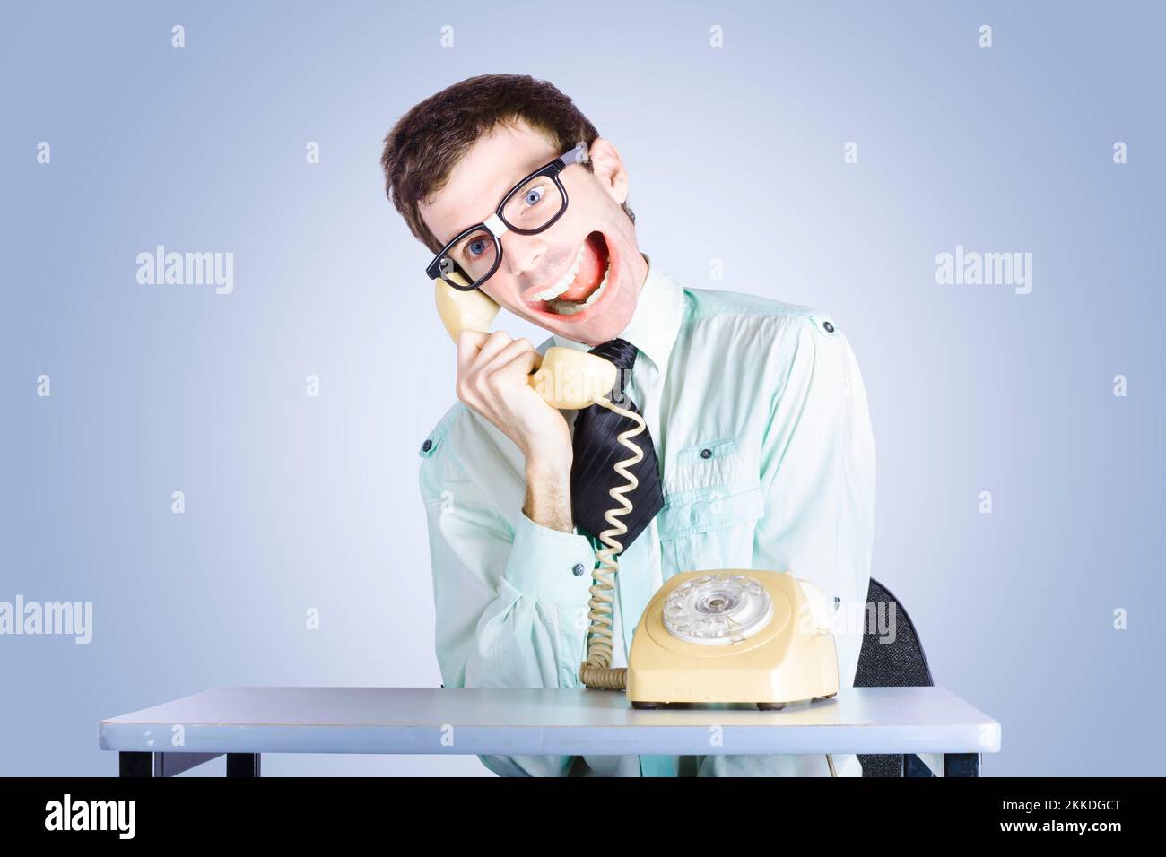 Lustige Porträt eines lautes nerdy Geschäftsmannes machen eine Menge von großen Gespräch mit seinem riesigen Maul Stockfoto
