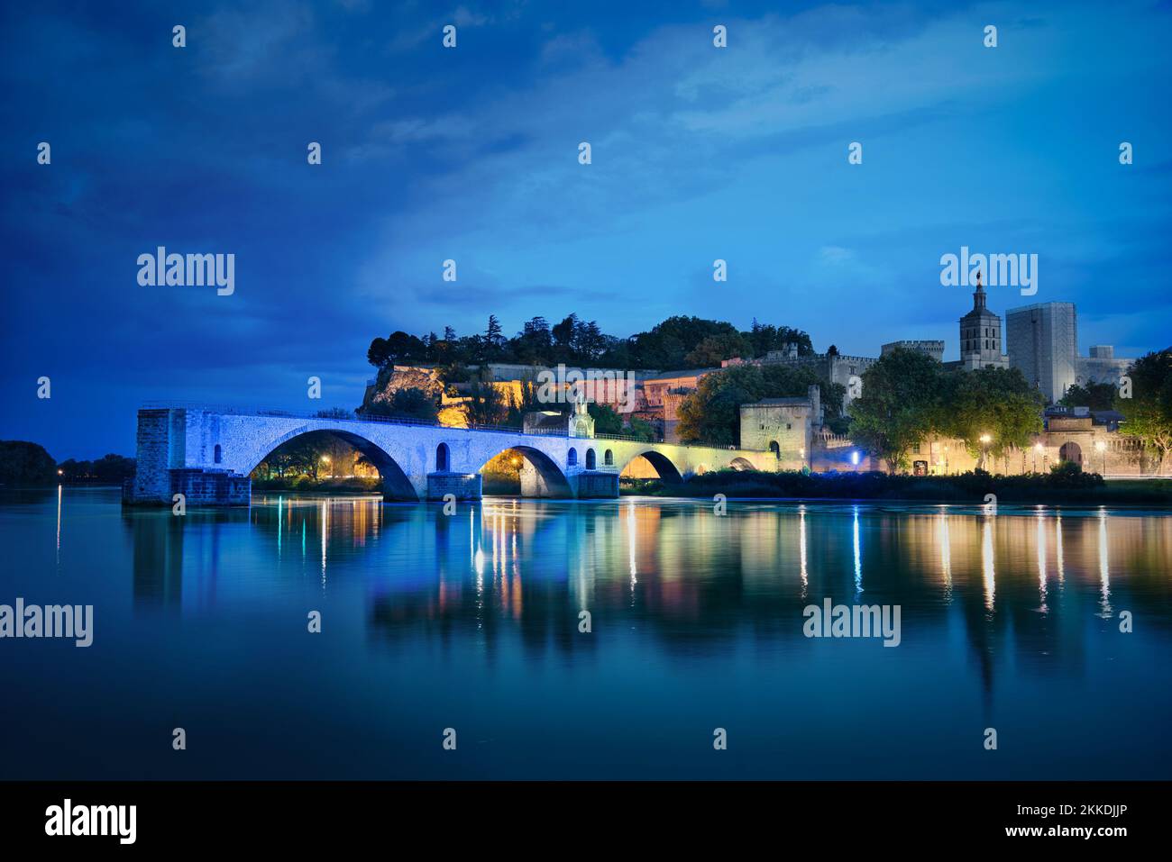 Foto der Altstadt von Avignon zur Blue Hour Stockfoto