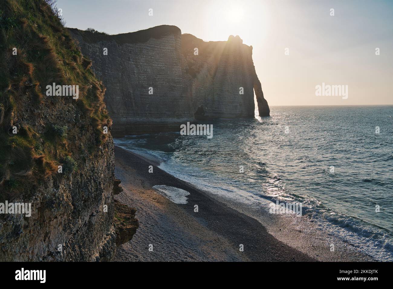 Foto vom Strand Etretat bei Sonnenuntergang Stockfoto