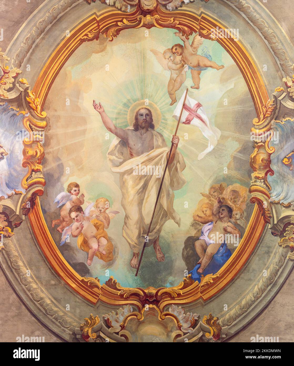 VARALLO, ITALIEN - 17. JULI 2022: Das barocke Deckenfresko der Auferstehung Jesu in der Kirche Collegiata di San Gaudenzio von Carlo Bartolomeo Bors Stockfoto