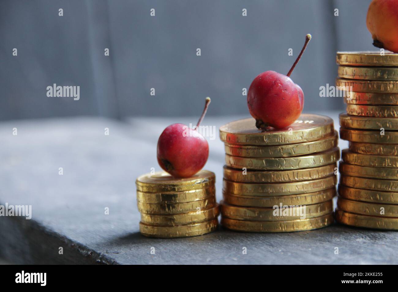 Handelsdiagramm mit Goldmünzen. Stockfoto