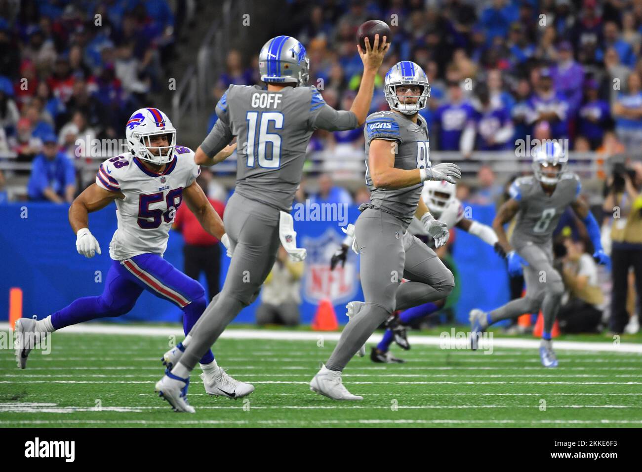 DETROIT, MI - NOVEMBER 24: Detroit Lions Quarterback (16) Jared Goff versucht einen kurzen Pass nach Detroit Lions Tight End (89) Brock Wright während des Spiels zwischen Buffalo Bills und Detroit Lions am 24. November 2022 in Detroit, MI (Foto: Allan Dranberg/CSM) Stockfoto