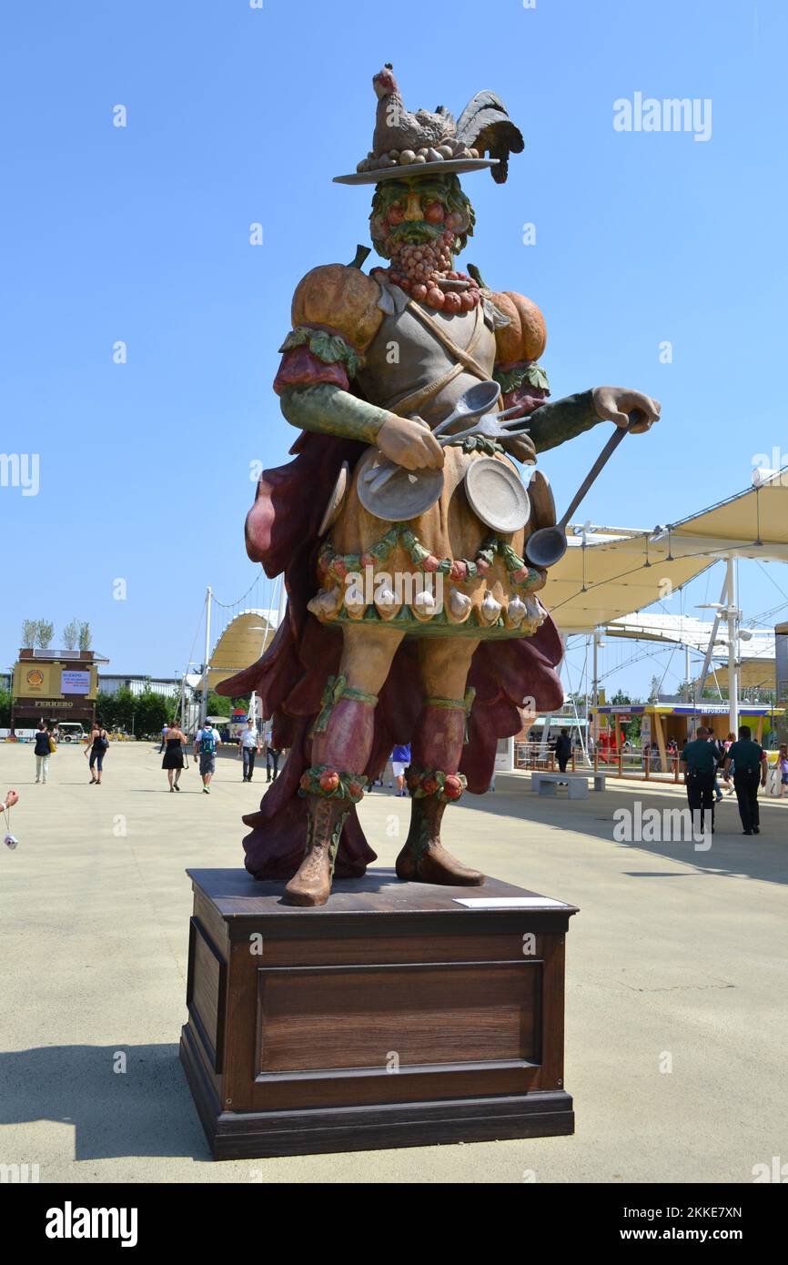 Statue der Figur Minestrello als Symbol der kulinarischen Kunst und ihrer universellen Allegorie. Fortsetzung des italienischen Malers Giuseppe Archimboldo. Stockfoto