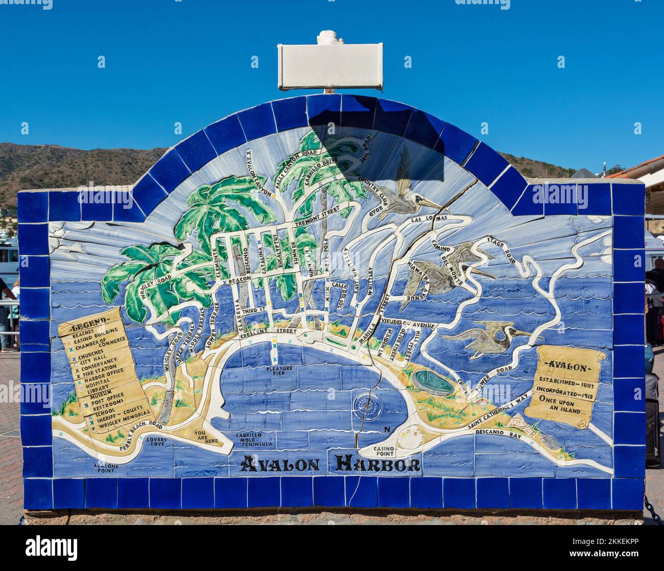 Kalifornien, Catalina Island, Avalon Harbor, Keramikkarte am Fährhafen Stockfoto
