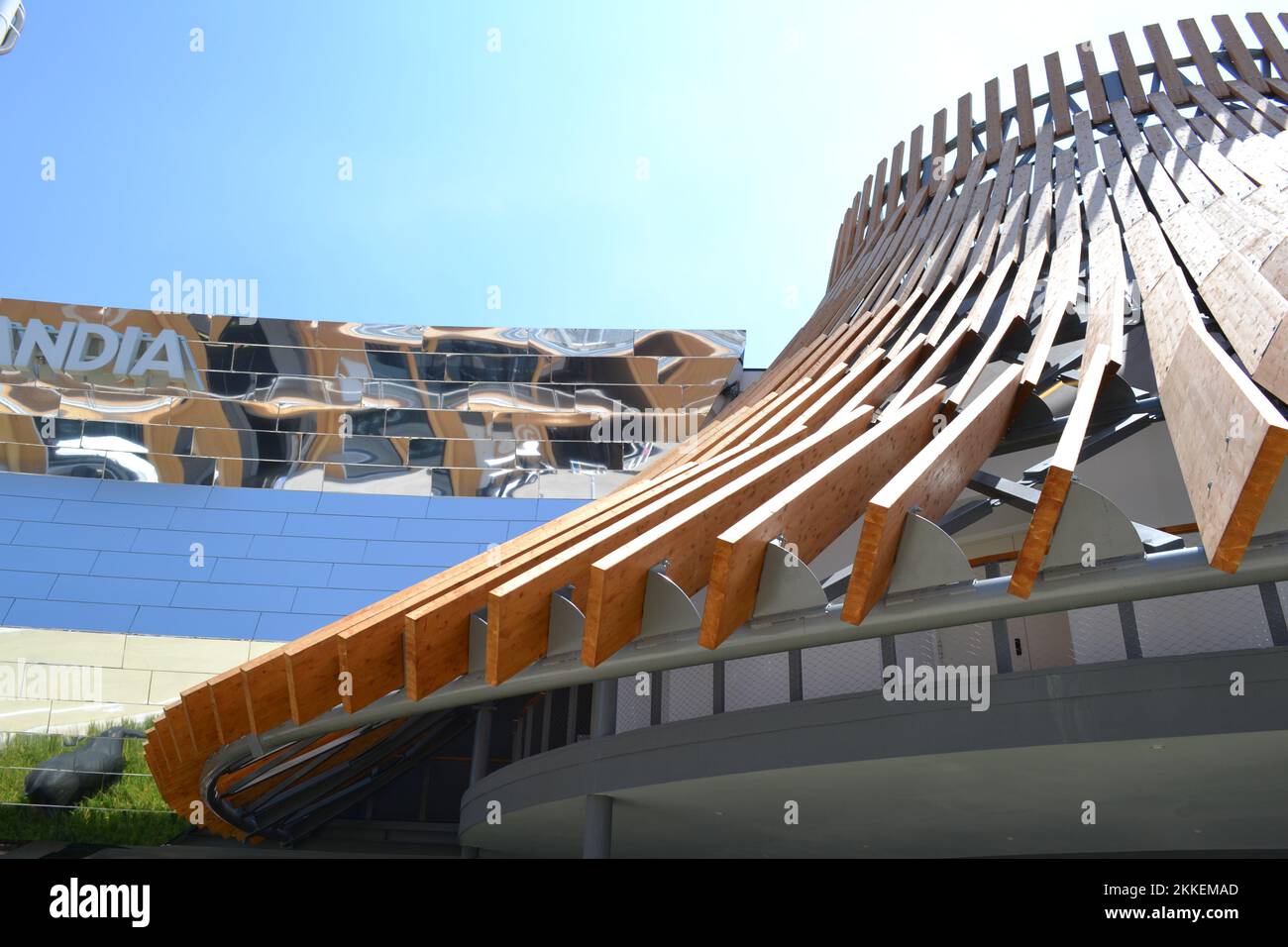 Das konische Dach besteht aus den großen Holzplanken des Thailand Pavillons der EXPO Milano 2015 unter direkter und heller Sonne. Detail der Architektur. Stockfoto