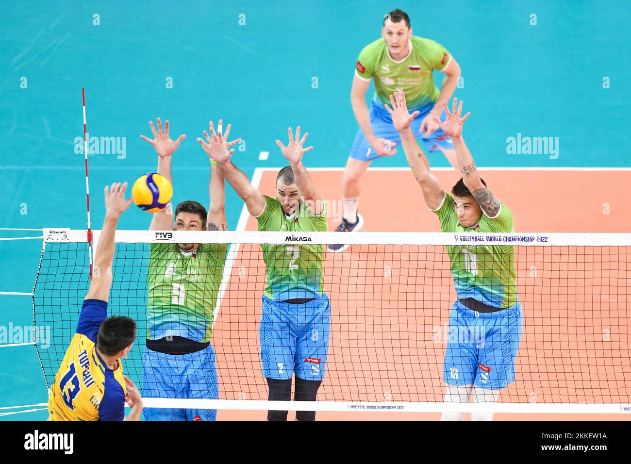 Dejan Vincic, Alen Pajenk, Klemen Cebulj (Slowenien) gegen die Ukraine. Volleyball-Weltmeisterschaft 2022. Viertelfinale Stockfoto
