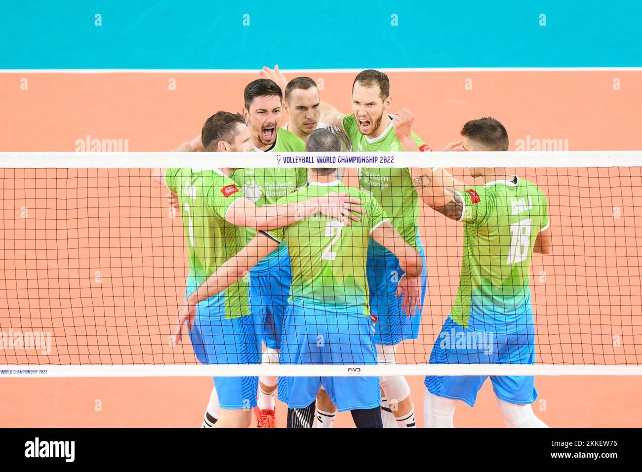 Die slowenische Volleyballnationalmannschaft feiert den Sieg gegen die Ukraine. Volleyball-Weltmeisterschaft 2022. Viertelfinale Stockfoto