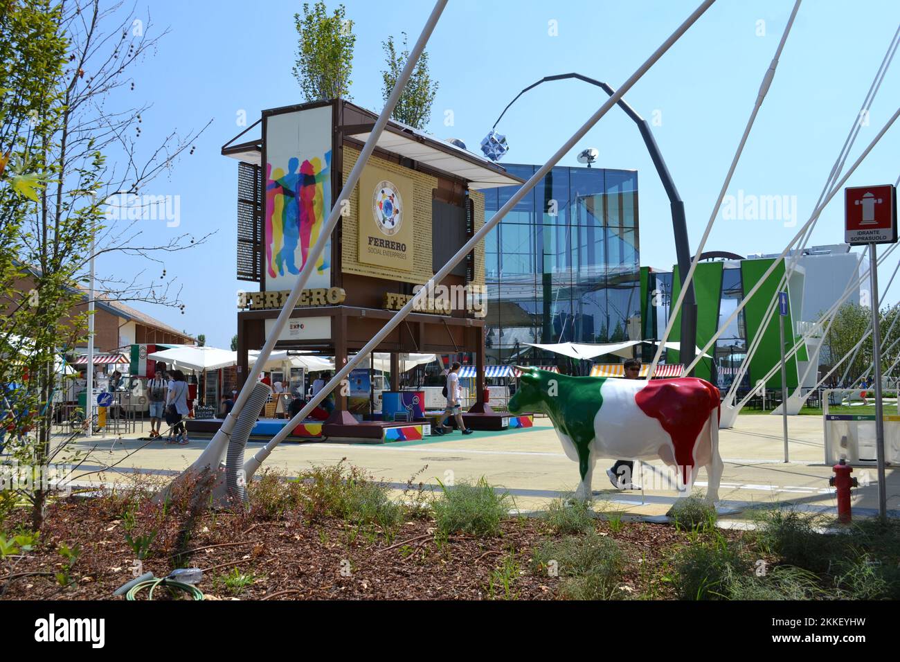 Einer von sieben Ständen der Marke Ferrero Schokolade auf der Expo Mailand 2015. Nachhaltigkeitskonzept für modulare Bauweise. Moderne Architektur. Ort zum Entspannen. Stockfoto