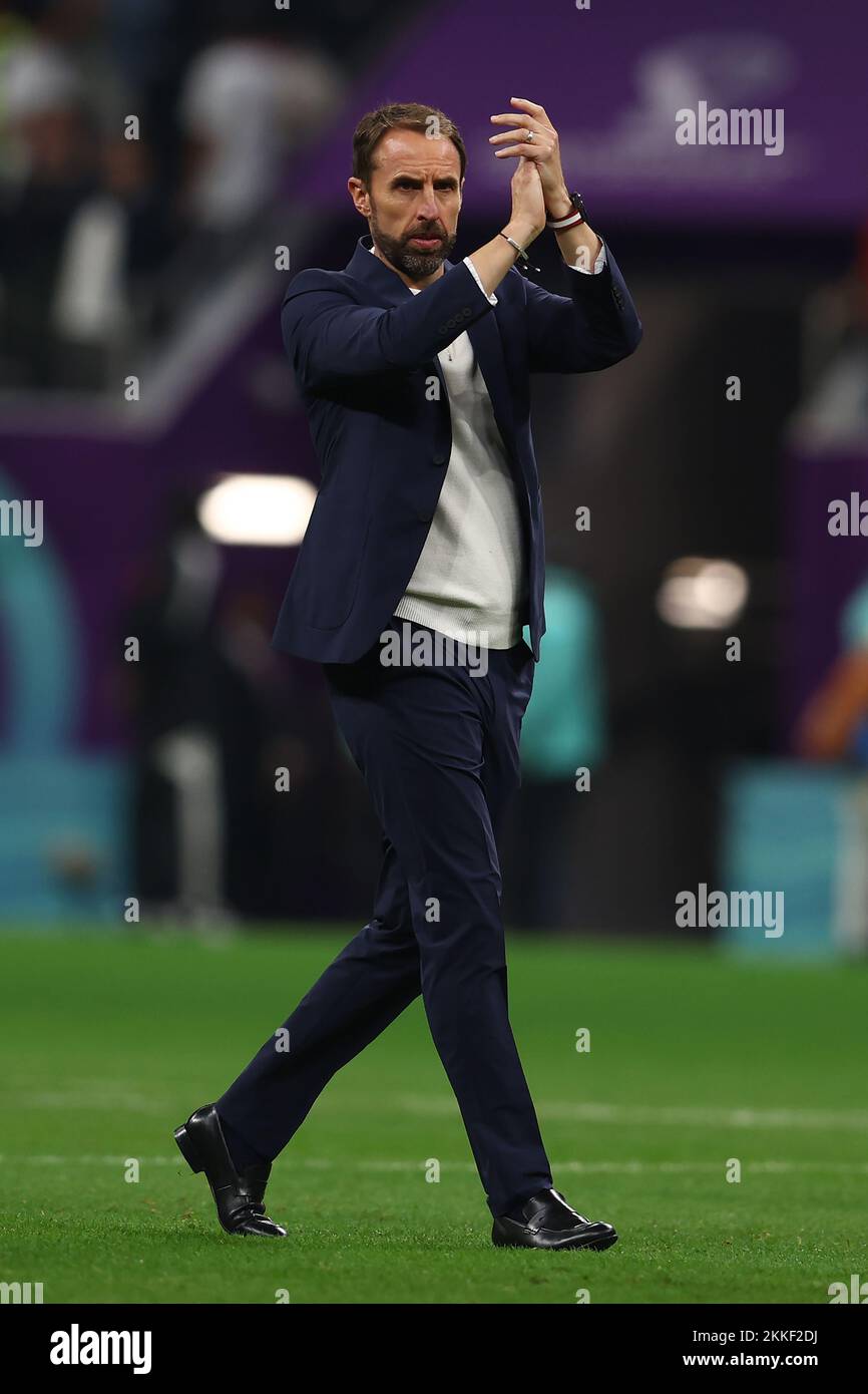 Doha, Katar. 25.. November 2022. England Manager Gareth Southgate applaudiert den Fans nach dem FIFA-Weltmeisterschaftsspiel der Gruppe B 2022 im Al Bayt Stadium in Doha, Katar, am 25. November 2022 in Vollzeit. Foto: Chris Brunskill/UPI Credit: UPI/Alamy Live News Stockfoto