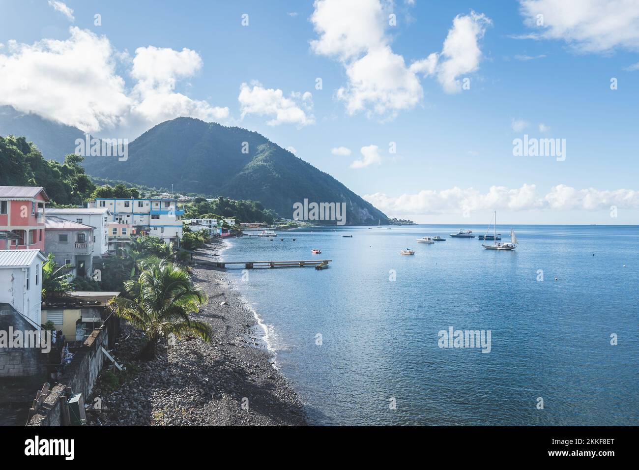 Felsstrand in Dominica, Roseau. Karibische Küstenstadt mit Zugang zum Meer Stockfoto