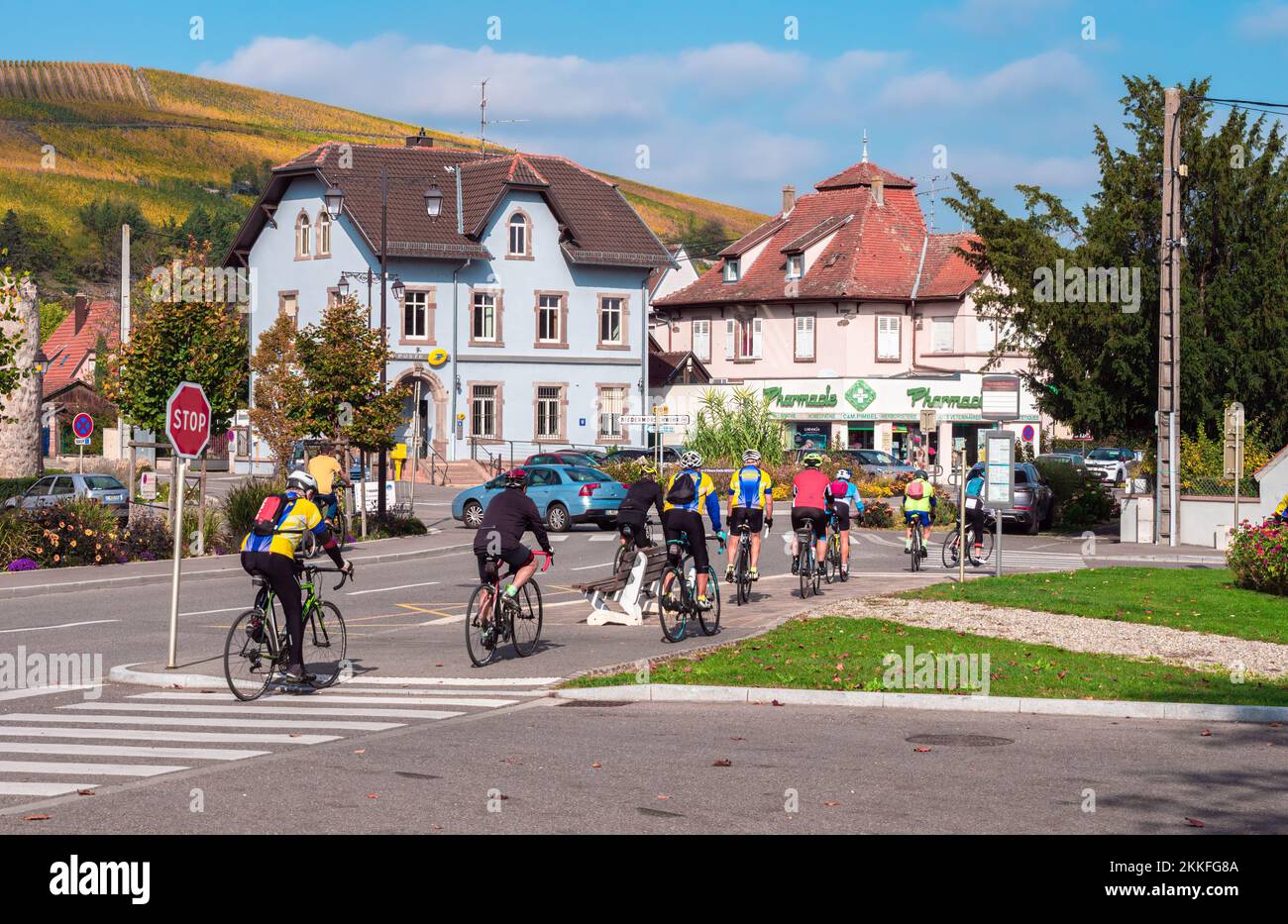 Turckheim, Frankreich - 12. Oktober 2022: Eine Gruppe von Radfahrern in Turckheim entlang der Weinstraße im Elsass, Frankreich Stockfoto