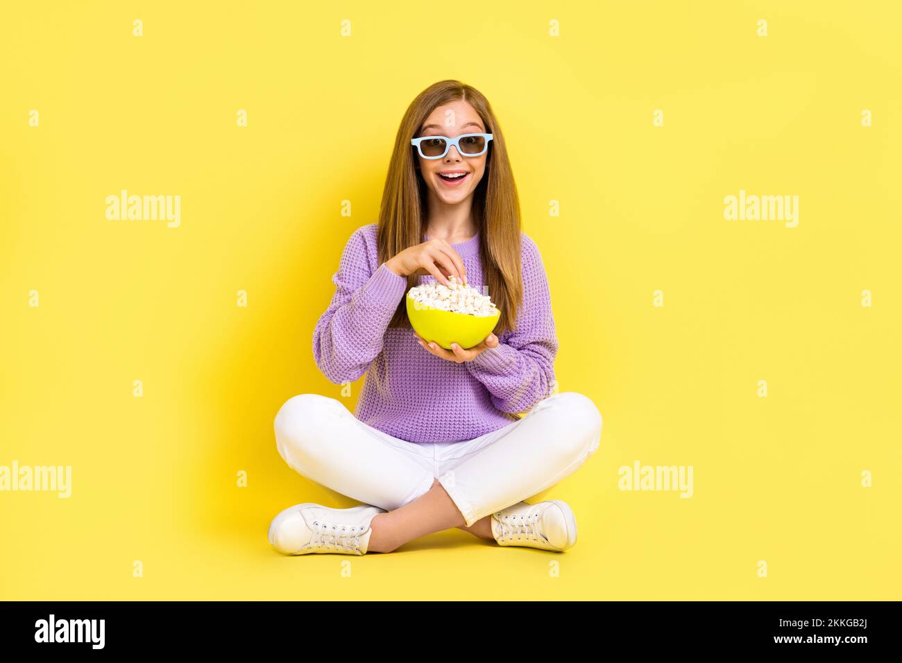 Porträtfoto-Kadre eines jungen Studentinnen trägt einen grünen Pullover im Papierrahmen beliebter Blogger umarmt dich freundlich isoliert auf blauem Hintergrund Stockfoto