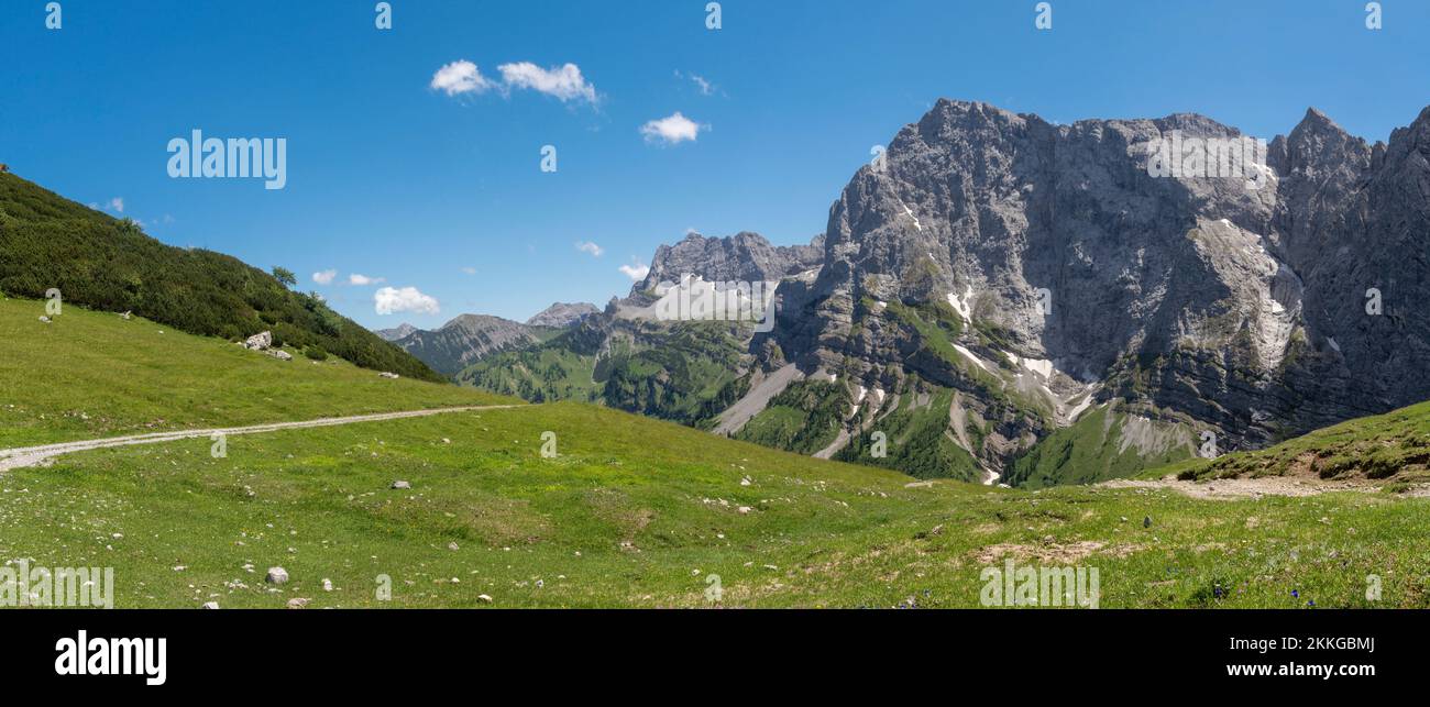 Die Nordwände des Karwendelgebirges - Dreizinken Spitze, Laliderer Spitze und andere Gipfel. Stockfoto