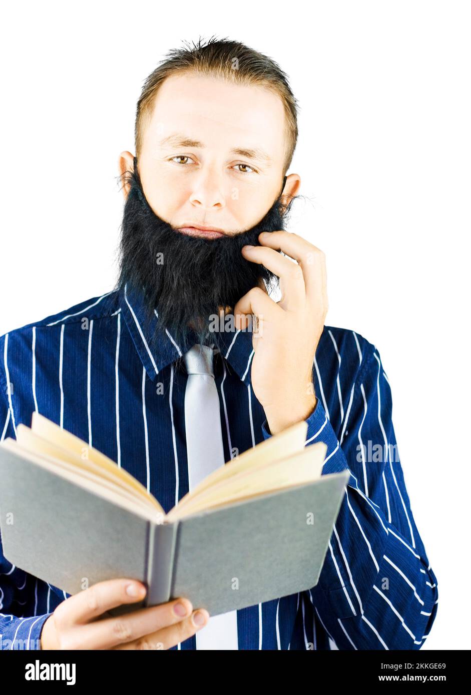 Kluger Mann mit Bart, lesen ein Buch des Wissens oder religiöse Buch, auf weißem Hintergrund Stockfoto