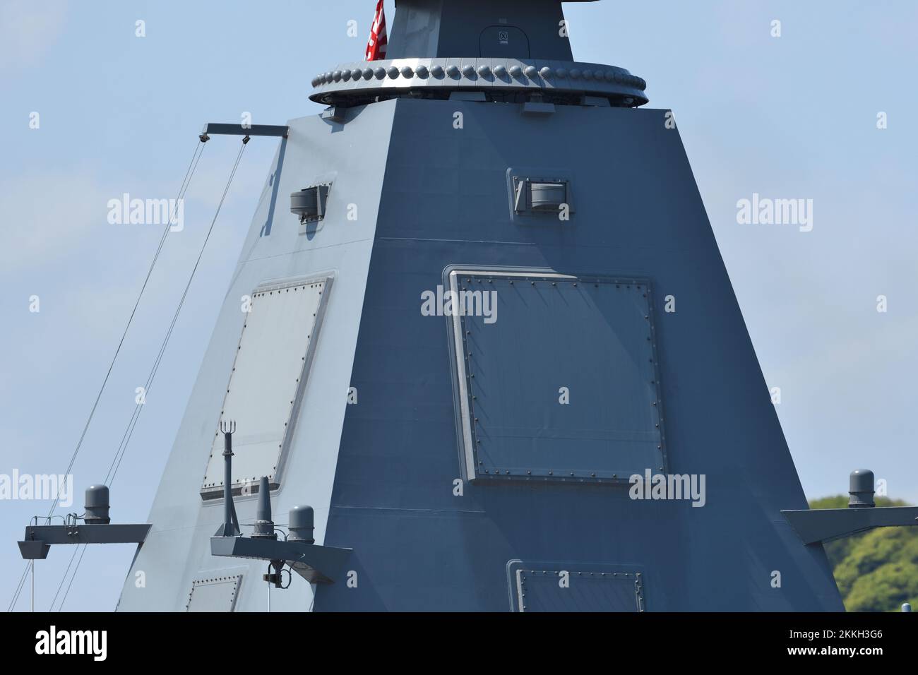 Präfektur Kanagawa, Japan - 03. Mai 2022: Japan Maritime Self-Defense Force OPY-2 Multifunction Radar (MFR) auf JS Kumano (FFM-2). Stockfoto