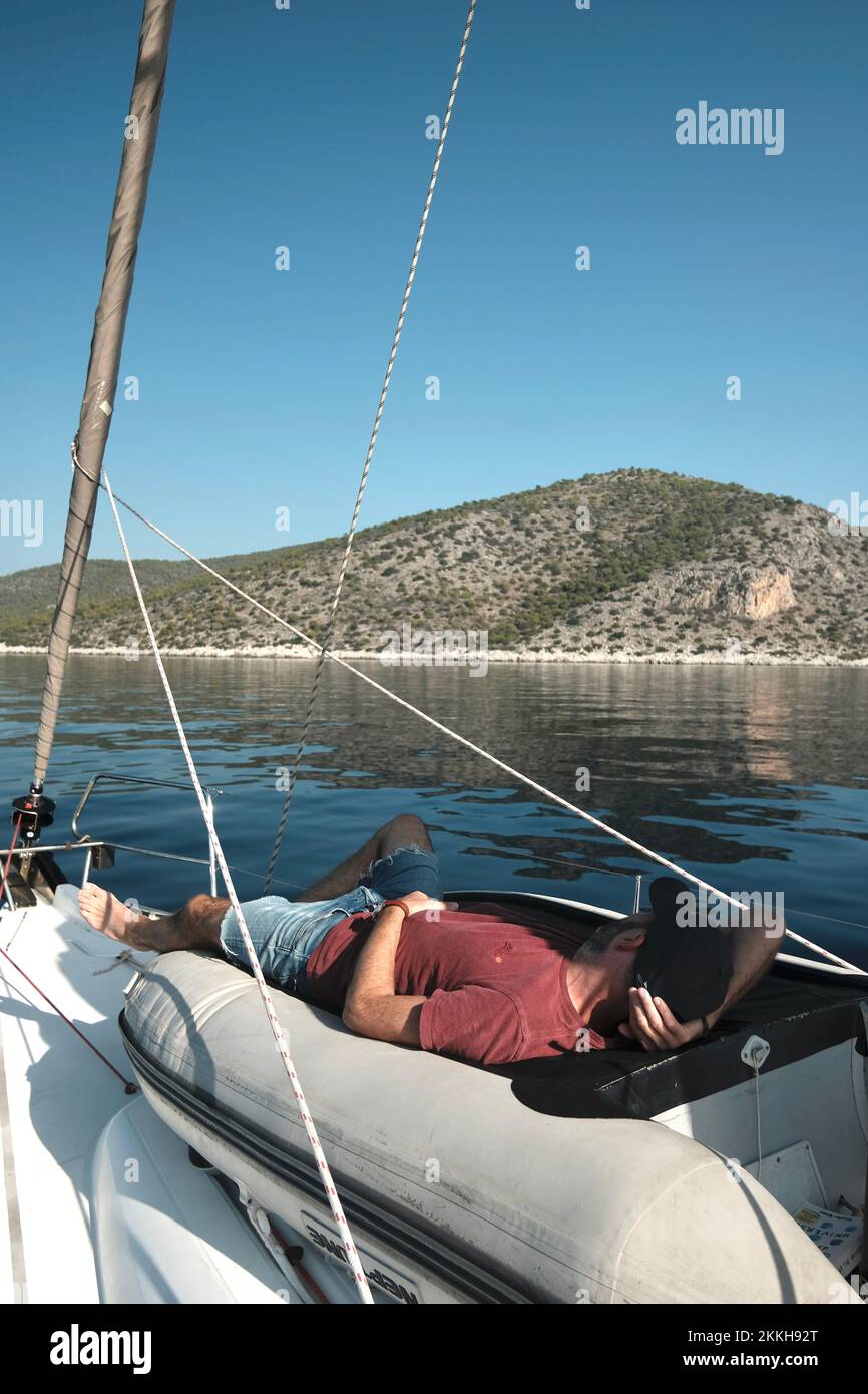 Entspannen Sie sich am Bug einer Yacht, während Sie in Griechenland segeln Stockfoto