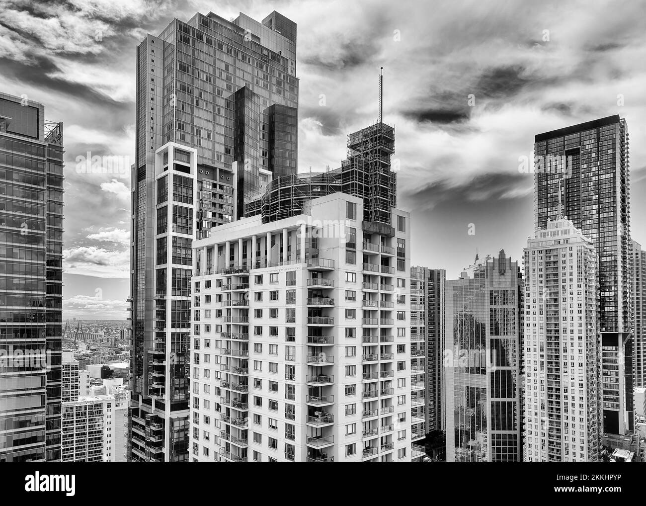 Kontrastreiche Aussicht auf die Innenstadt im zentralen Geschäftsviertel von Sydney – Hochhäuser mit Wohn- und Geschäftstürmen mitten unter blauem Himmel. Stockfoto