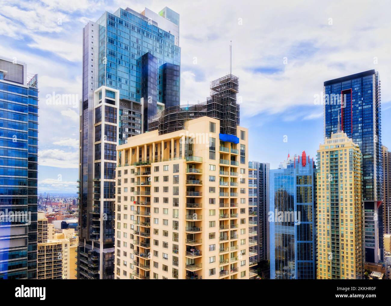 Innenstadt von Sydney City CBD - Hochhäuser mit Wohn- und Geschäftstürmen mitten in der Luft unter blauem Himmel. Stockfoto