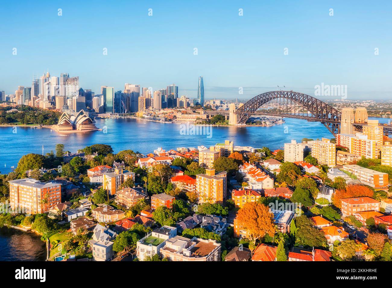 Lower North Shore in Sydney City: Unvergleichlicher Blick auf die Stadt und die architektonischen Wahrzeichen des CBD am Ufer der Harbour Bridge. Stockfoto