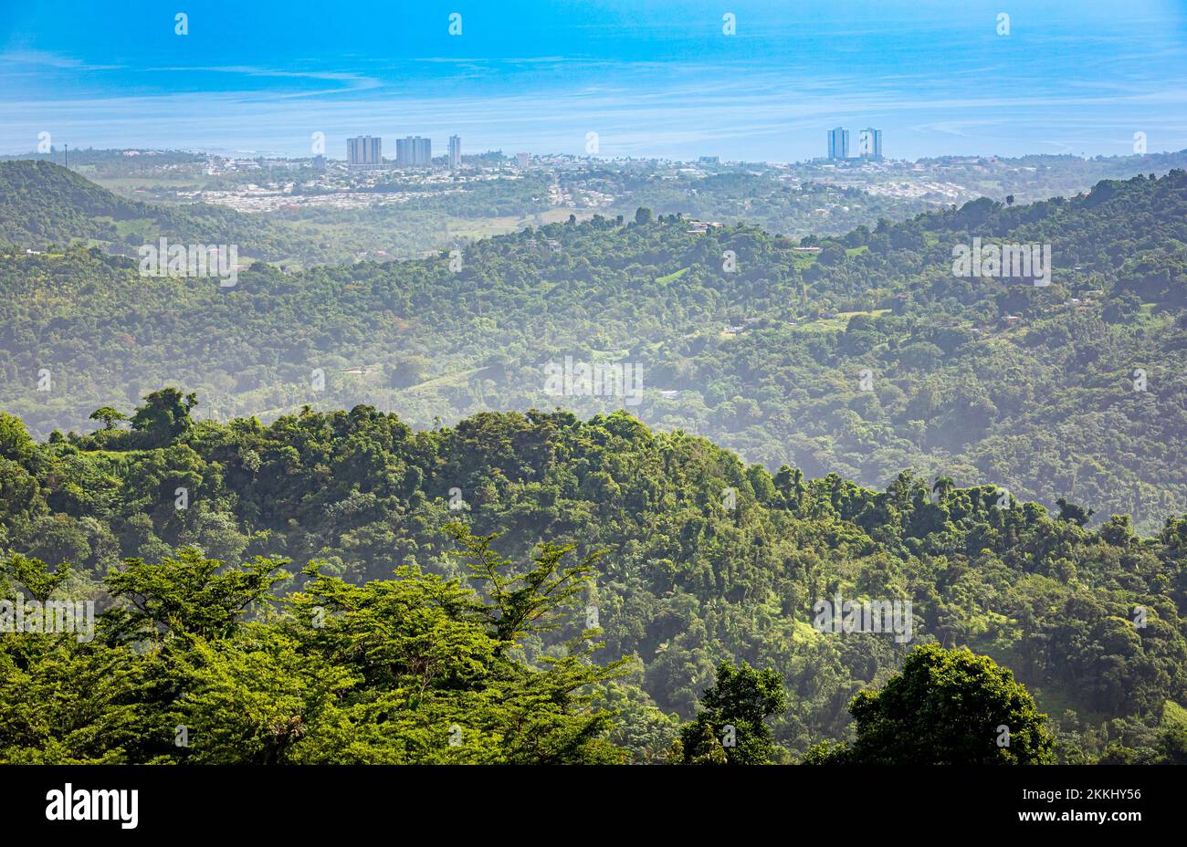 Luquillo und die Karibik vom Yunque Rainforest National Park aus gesehen, auf der tropischen Insel Puerto Rico, USA. Stockfoto