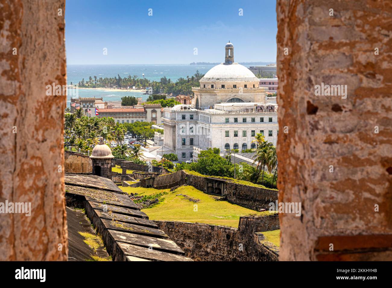 Das Capitol Building, das vom San Cristobal Castle in Old San Juan auf der tropischen karibischen Insel Puerto Rico, USA, aus zu sehen ist. Stockfoto