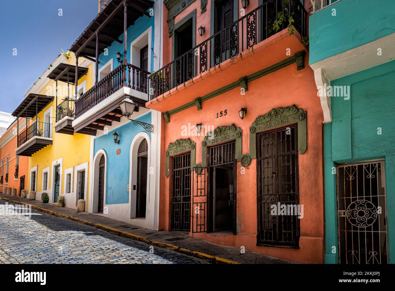 Farbenfrohe Häuser in Old San Juan auf der tropischen karibischen Insel Puerto Rico, USA. Stockfoto