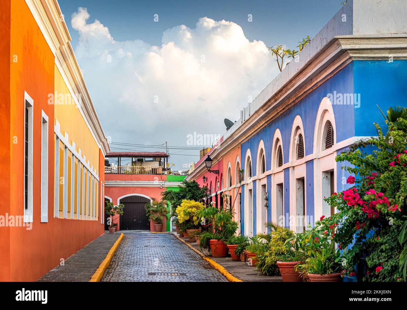 Farbenfrohe Gebäude in der Nähe des San Juan Museums in Old San Juan auf der tropischen karibischen Insel Puerto Rico, USA. Stockfoto