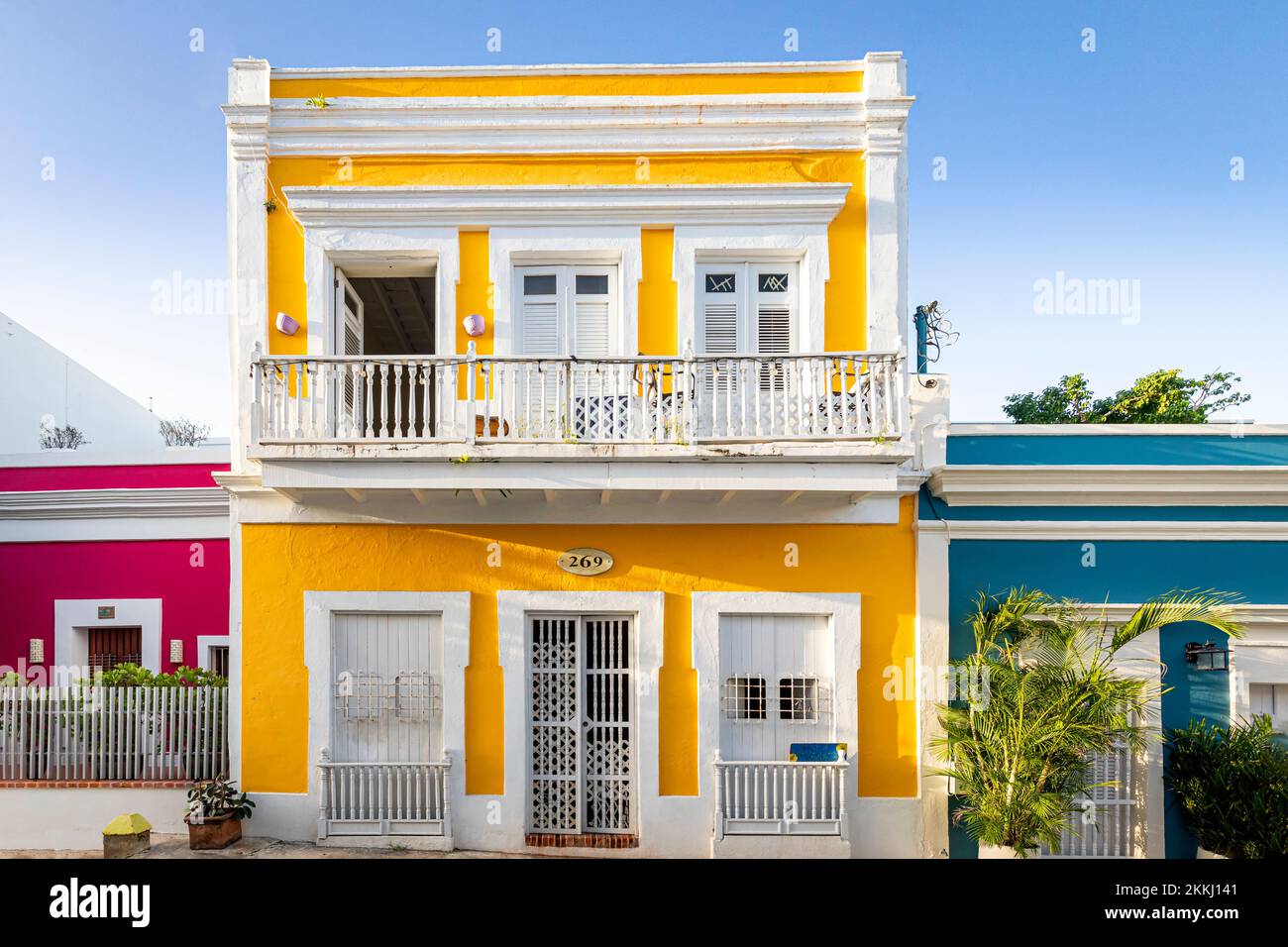 Farbenfrohe Gebäude entlang der San Sebastian Street in Old San Juan auf der tropischen Karibikinsel Puerto Rico, USA. Stockfoto