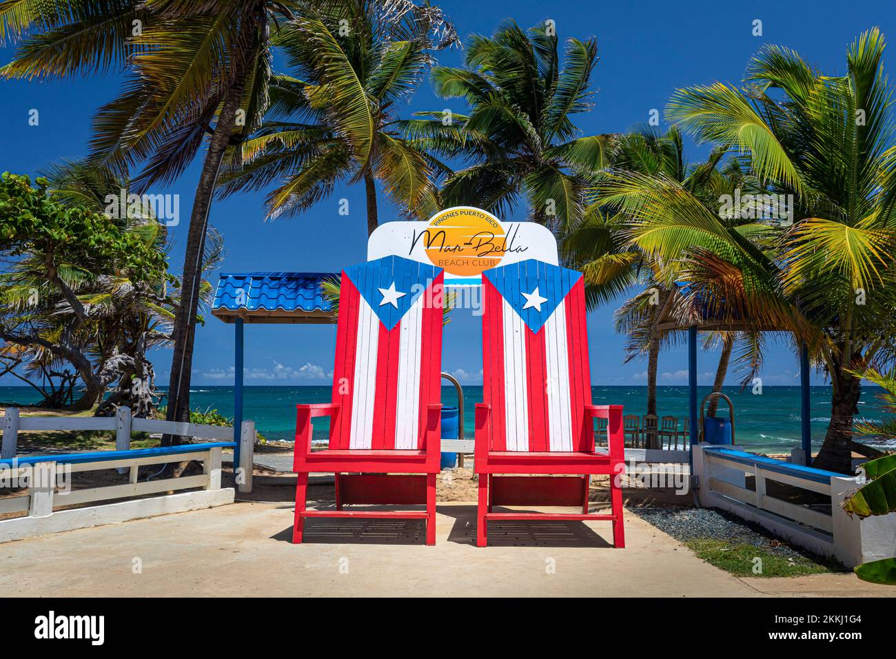 Große Stühle wie die Puerto-ricanische Flagge am Piñones Beach bei Carolina, auf der tropischen karibischen Insel Puerto Rico, USA. Stockfoto