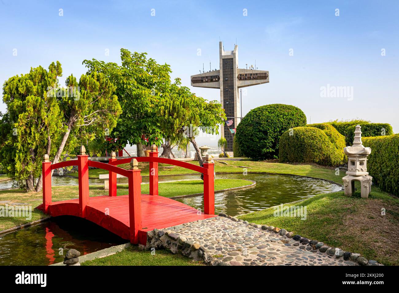 Blick auf das Vigia Cross oder Cruz de Vigia von den japanischen Gärten in Ponce auf der tropischen karibischen Insel Puerto Rico, USA. Stockfoto