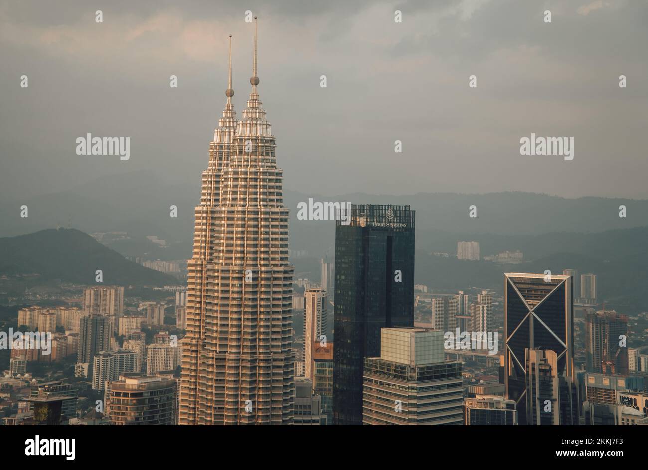 Ein malerischer Blick auf die Petronas Towers vom KL Tower Menara an einem düsteren Tag in Kuala Lumpur, Malaysia Stockfoto