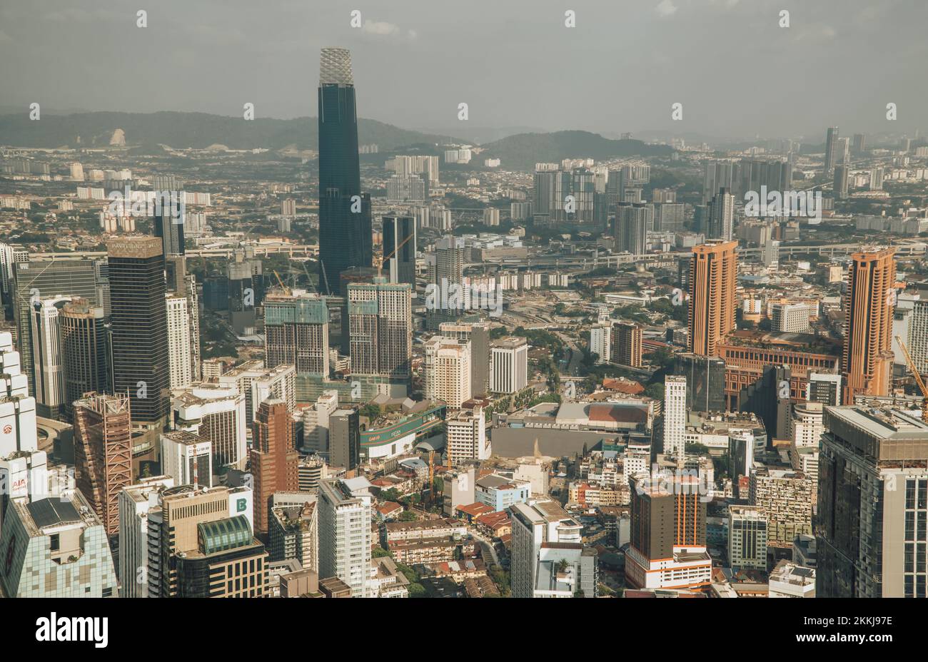 Ein malerischer Blick auf die Skyline von Bukit Bintang vom KL Tower Menara an einem düsteren Tag in Kuala Lumpur, Malaysia Stockfoto