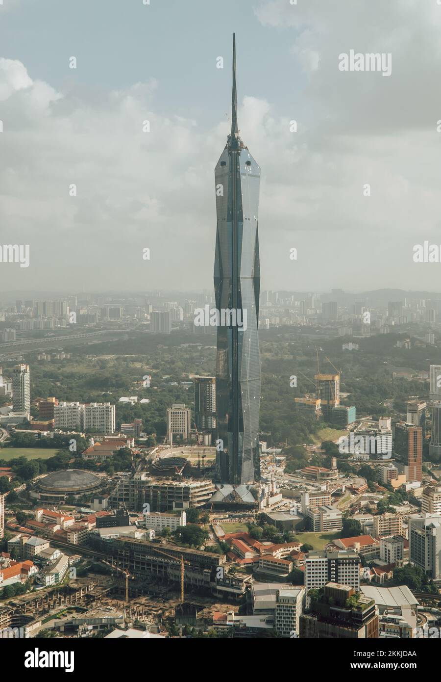 Eine vertikale Aufnahme des Warisan Merdeka Turms vom KL Tower Menara an einem düsteren Tag, Malaysia Stockfoto