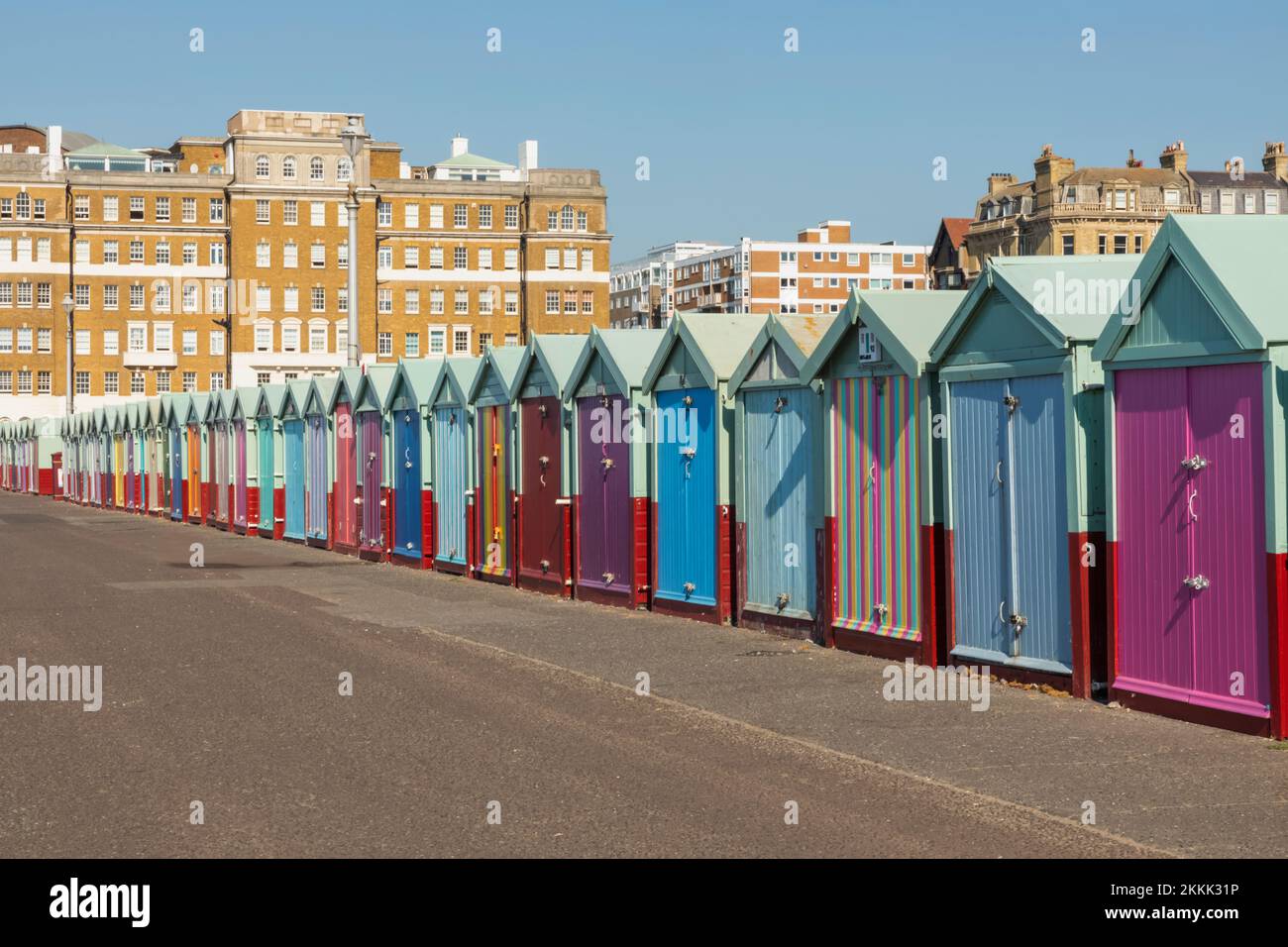 England, East Sussex, Brighton, Hove, Row of Colourful Beach Huts Stockfoto