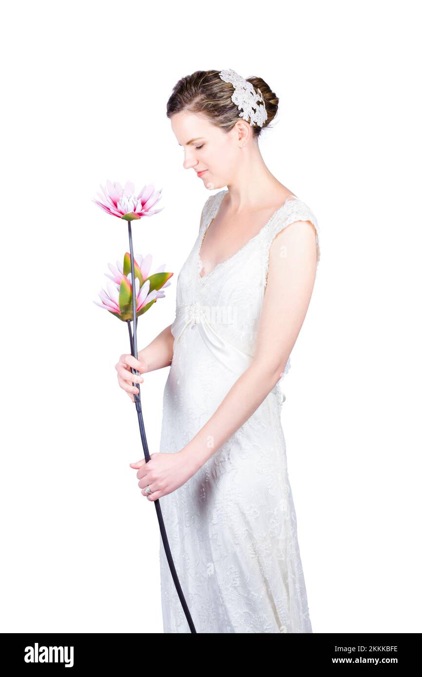 Seite Porträt der jungen Braut im Hochzeitskleid mit hohen stemmed Blume, weißen Hintergrund Stockfoto