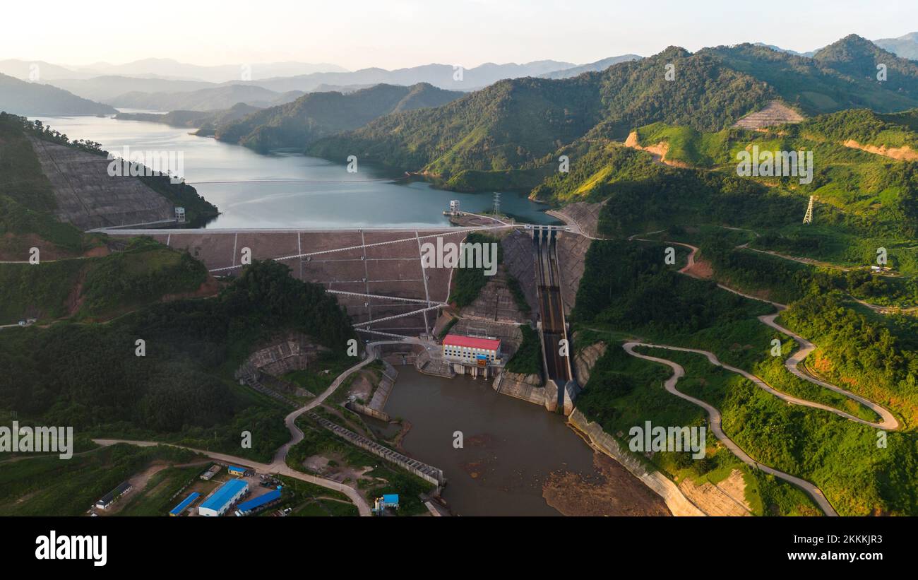 Phongsaly. 27.. September 2022. Dieses Luftfoto wurde am 27. September 2022 aufgenommen und zeigt das Wasserkraftwerk Nam Ou 7 des Wasserkraftwerks Nam Ou River Cascade Hydropower Project in der nördlichen Provinz Phongsaly von Laos. Das Wasserkraftprojekt Nam Ou River Cascade, das von der Power Construction Corporation of China (PowerChina) investiert und gebaut wurde, hat Entwicklungsmöglichkeiten für die abgelegenen hügeligen Regionen im Norden Laos eröffnet. DAZU kommt „Feature: Wasserkraftprojekt, das von PowerChina investiert wird, bietet Entwicklungsmöglichkeiten für den hügeligen Norden Laos.“ Kredit: Kaikeo Saiyasane/Xinhua/Alamy Live News Stockfoto
