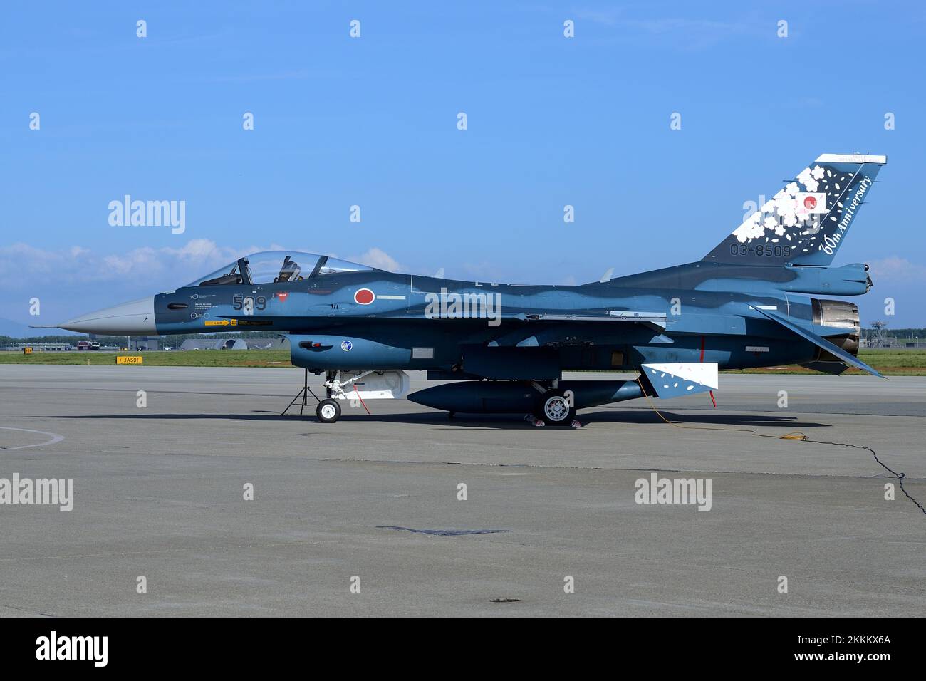 Präfektur Aomori, Japan - 07. September 2014: Japan Air Self-Defense Force Mitsubishi F-2A Multirole Fighter. JASDF-Jubiläumsschema 60.. Stockfoto