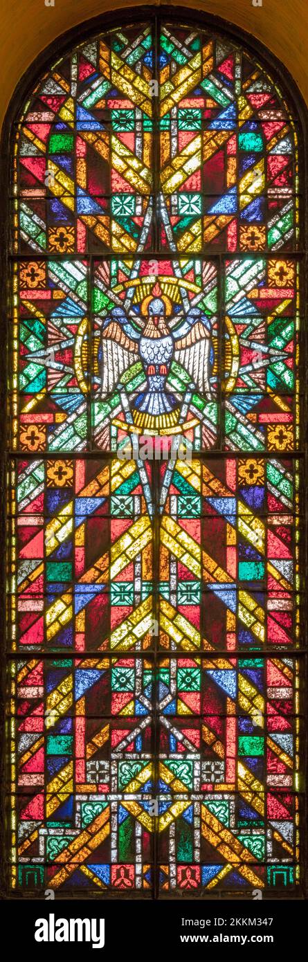BERN, SCHWEIZ - 27. JUNI 2022: Der Heilige Geist symbolisch in Glasmalerei der Dreifaltigkeitskirche von Albin Schweri entworfen und von wor gemacht Stockfoto