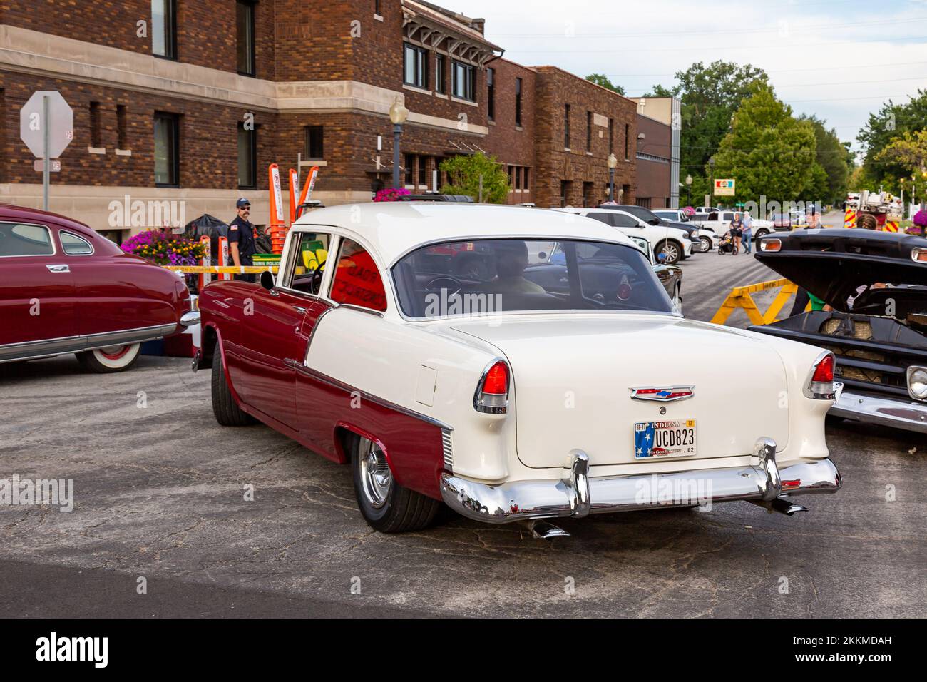 Eine rot-weiße 1955 Chevrolet 210-Limousine fährt durch eine Autoshow im Zentrum von Auburn, Indiana, USA. Stockfoto