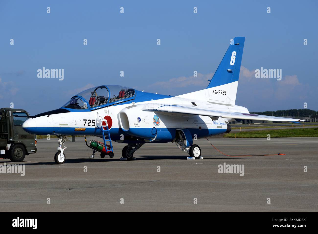 Präfektur Aomori, Japan - 07. September 2014: Japan Air Self-Defense Force T-4 Trainingsflugzeug vom Blue Impulse Aerobatic Demonstrationsteam. Stockfoto