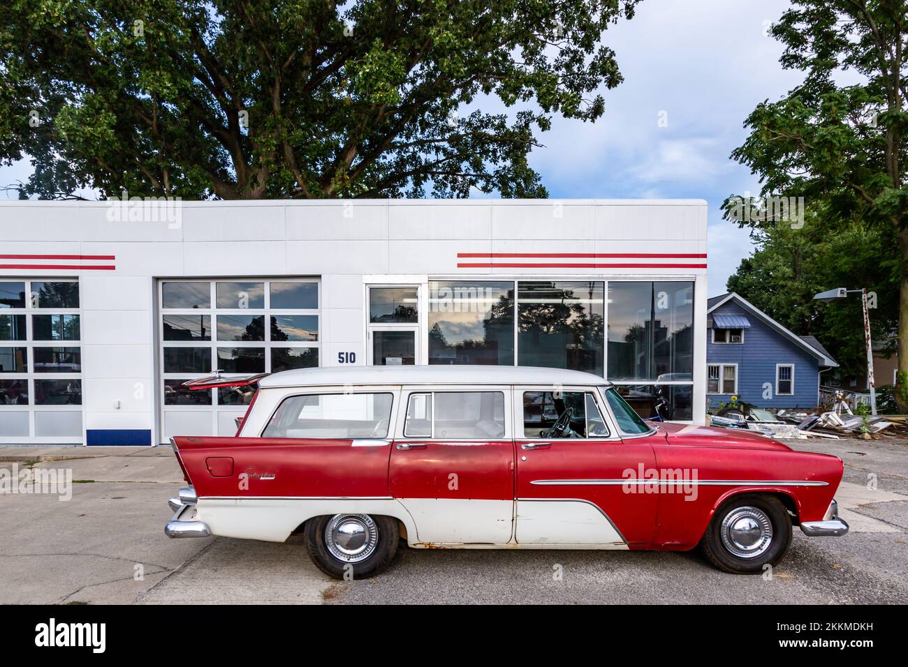 Ein antiker rot-weißer 1956 Plymouth Custom Suburban Kombi parkt vor einer Tankstelle in Auburn, Indiana, USA. Stockfoto