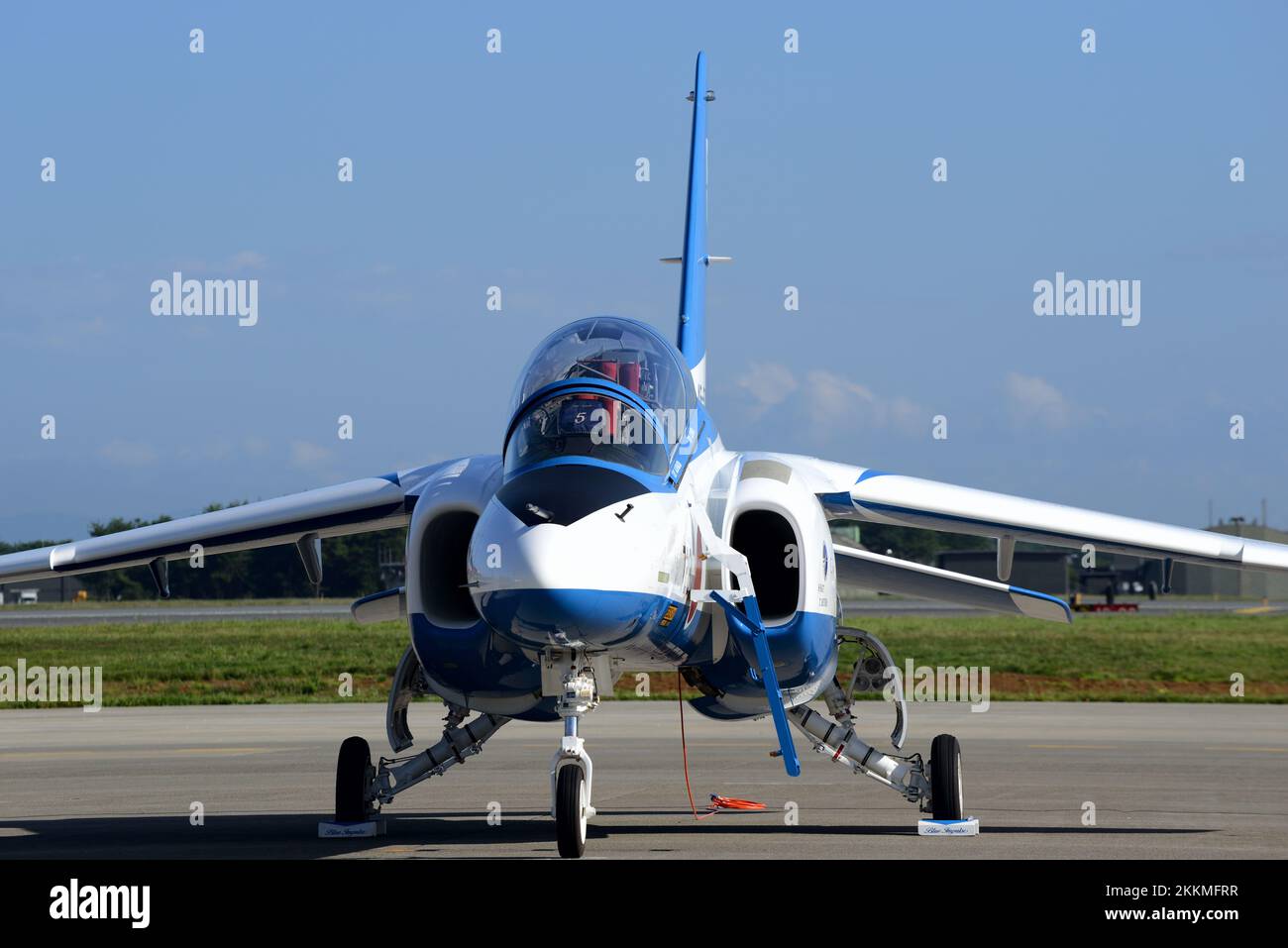 Präfektur Aomori, Japan - 07. September 2014: Japan Air Self-Defense Force T-4 Trainingsflugzeug vom Blue Impulse Aerobatic Demonstrationsteam. Stockfoto