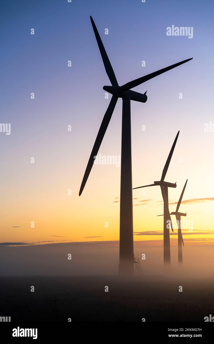 Windkraftanlagen im Nebel Stockfoto