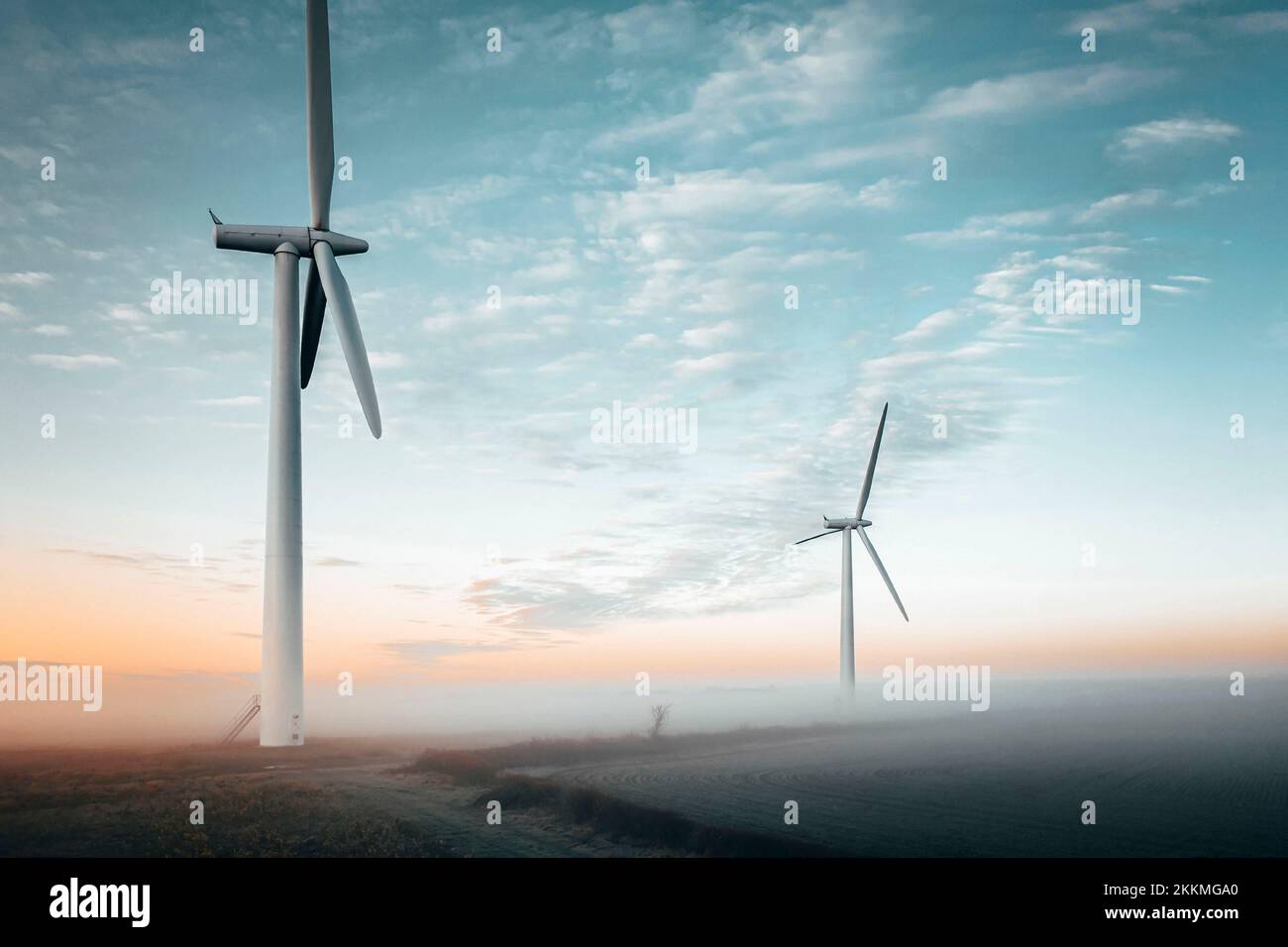Windkraftanlagen im Nebel Stockfoto